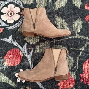 FRYE Carly Zip Chelsea Boots Suede Leather In Tan Suede Sz 8